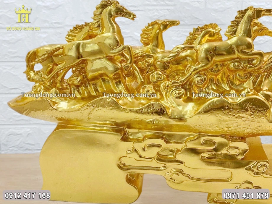 Từng họa tiết hoa văn được chạm khắc sắc nét